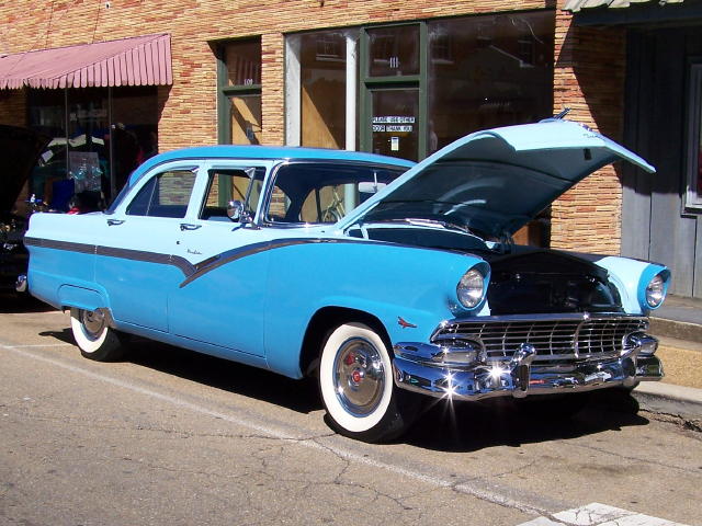 http://newmand.oldsgmail.com/carshow9/%2756%20Ford%20Town%20Sedan.jpg